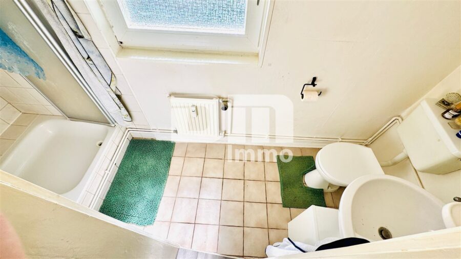 Vollvermietetes Wohn- und Gewerbeensemble: 3 Wohnungen + 2 Gewerbeeinheiten - WE2 OG Bad / Dusche